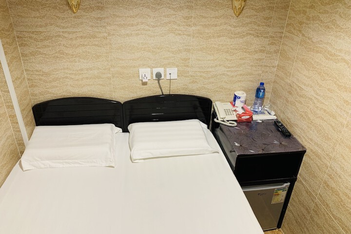 Room 8 of 142