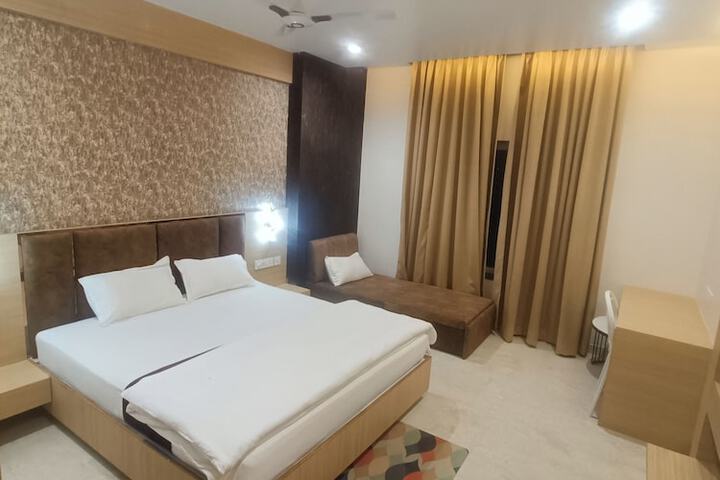Room 8 of 19