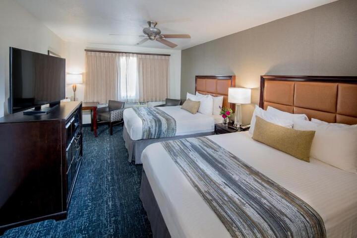 2 Queen Beds (2 of 5)