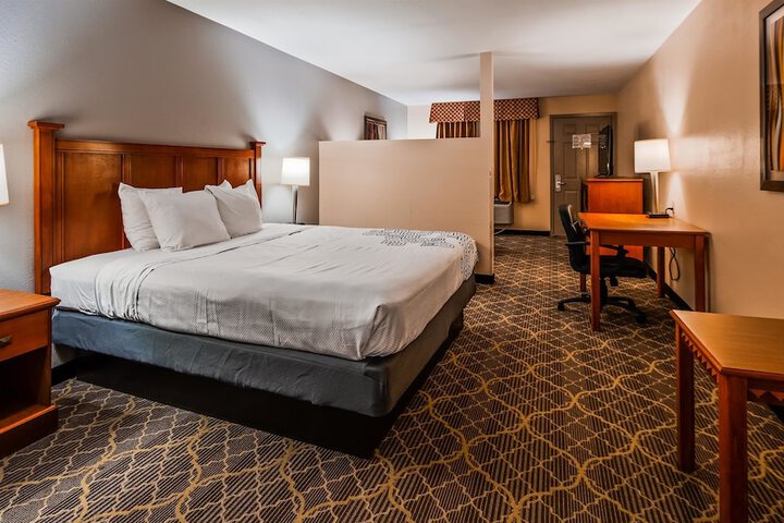 1 King Bed - Wireless High Speed Internet Accessible Microwave and Refrigerator, Coffee Mak (5 of 23)