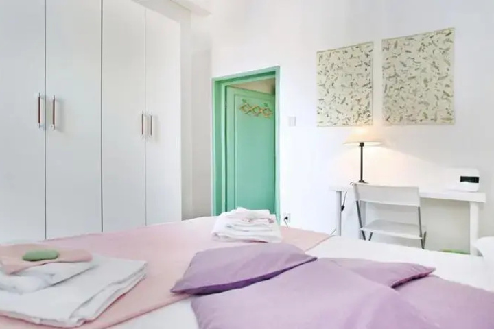 Room 5 of 8
