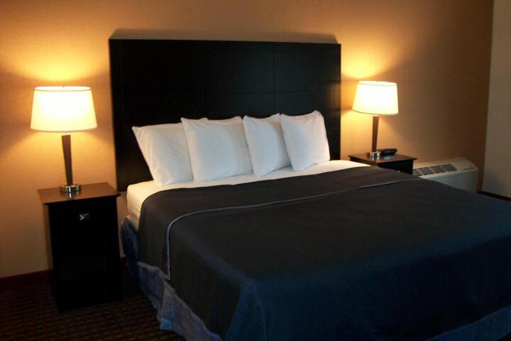 1 Queen Bed (5 of 10)