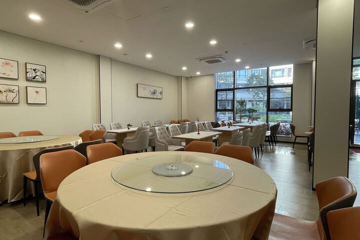 Dining 11 of 12