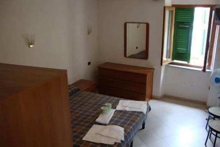 Room 9 of 32