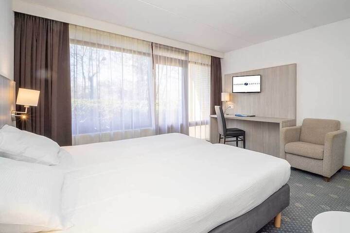 Room 9 of 32