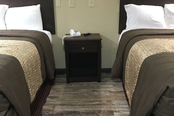 Basic Single 2 Double Beds (8 of 17)