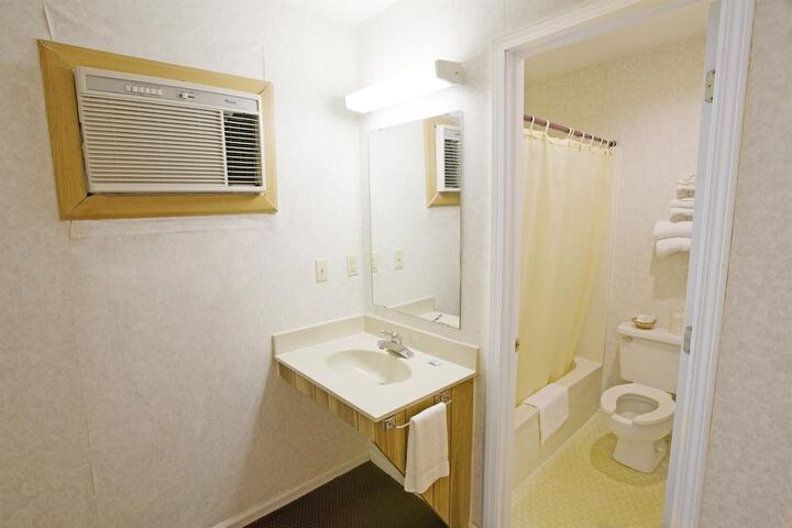 1 King Bed - Free WiFi, Microwave Minfridge Cable TV HBO Free Local (5 of 7)