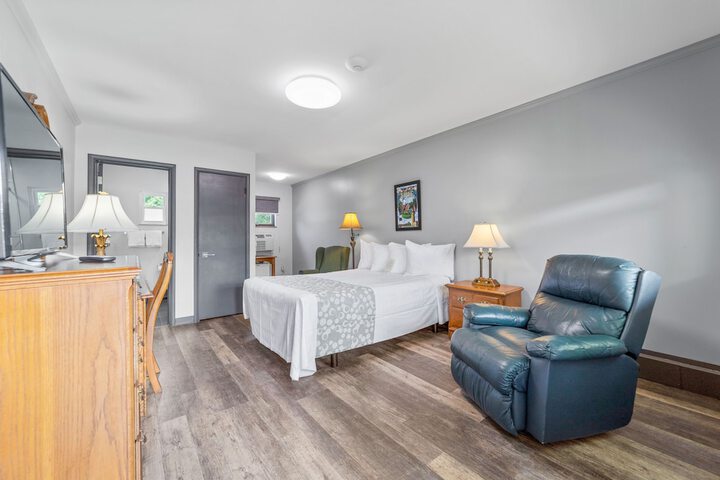 1 Queen Bed (2 of 22)