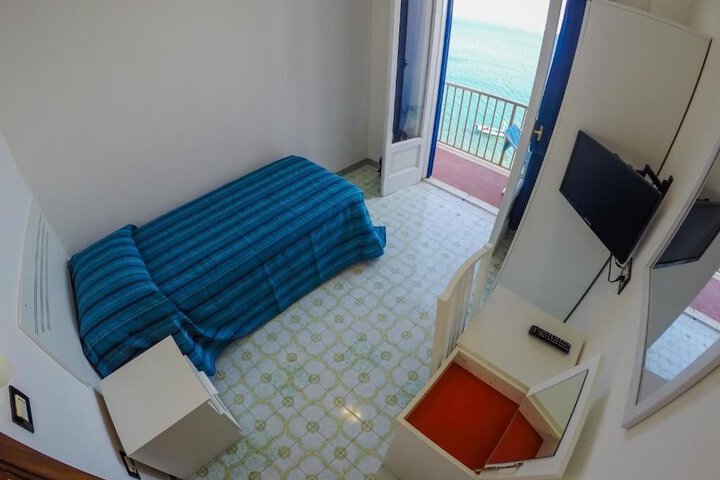 Room 11 of 38
