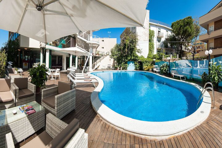 Hotel with Pool