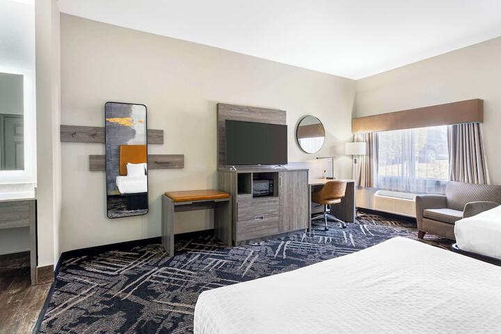 2 Queen Accessible Bathtub Microwave, Refrigerator WiFi Continental Breakfast (8 of 21)