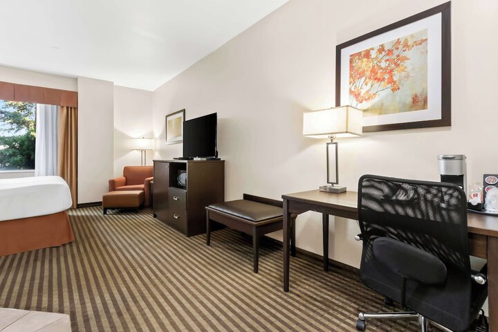 Suite 1 King Bed Sofa Bed Work Desk Microwave and Refrigerator WiFi Full Breakfast (2 of 19)