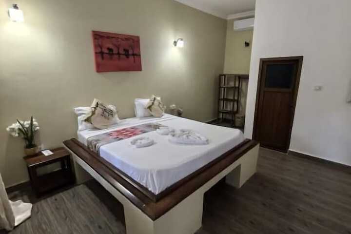 Room 5 of 90