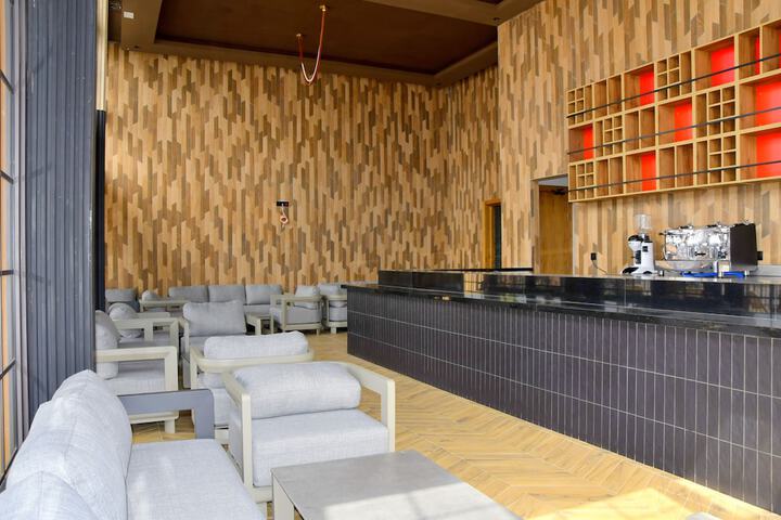 Lounge 109 of 132