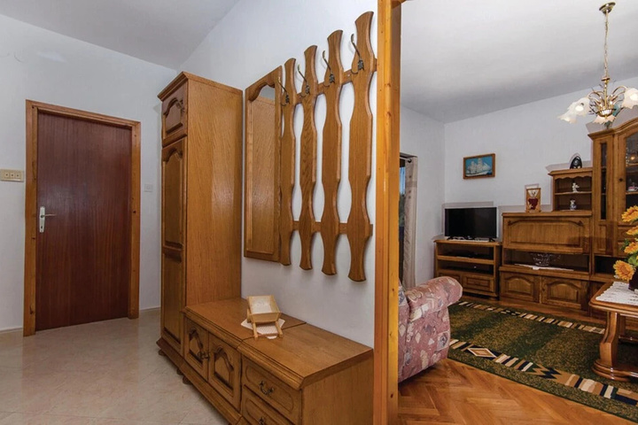 Room 4 of 12