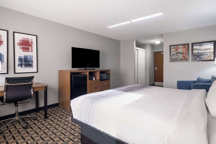 1 King Bed (23 of 25)