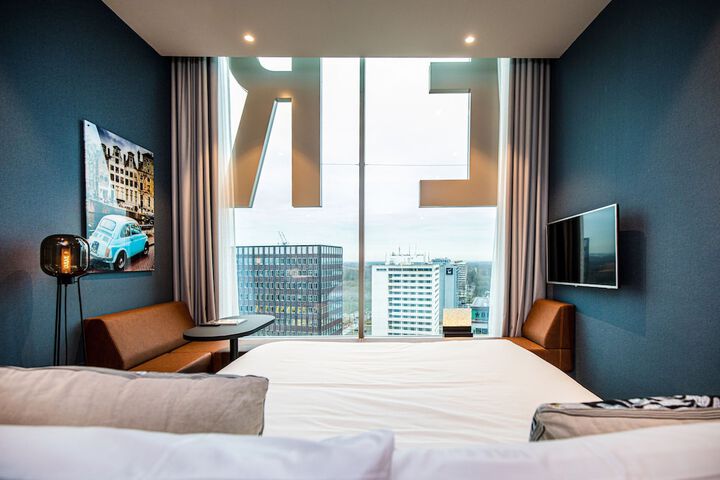 Room 27 of 77
