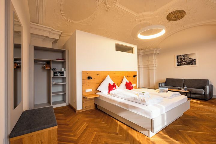 Room 6 of 25