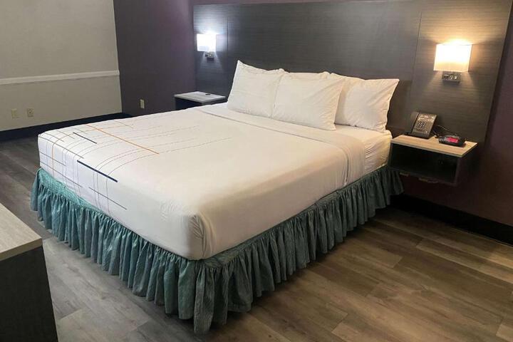1 King Bed (6 of 7)