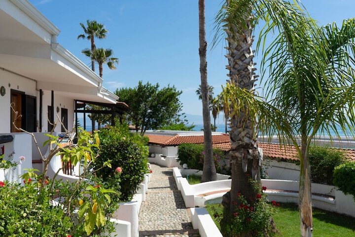 Hotel Exterior 58 of 77