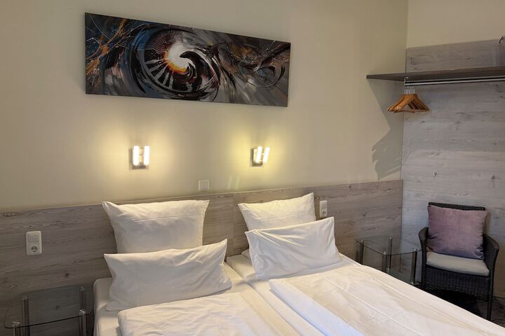 Room 45 of 136