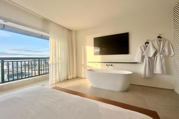 Conforto e Vista Panorâmica com Banheira Hotel Vision TV WiFi Ar Cond e Cozinha