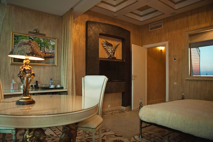 Room 5 of 62