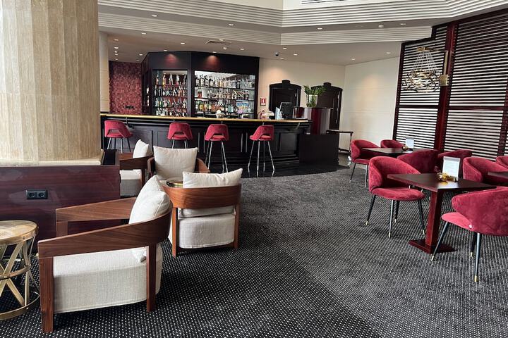 Lounge 80 of 97