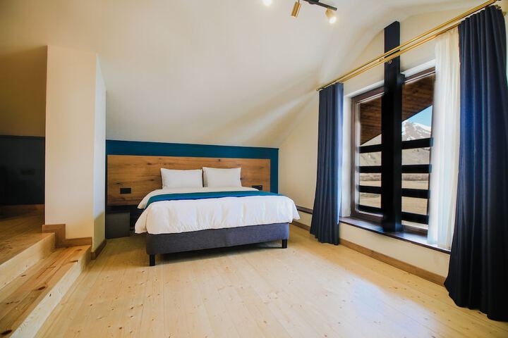 Room 10 of 77