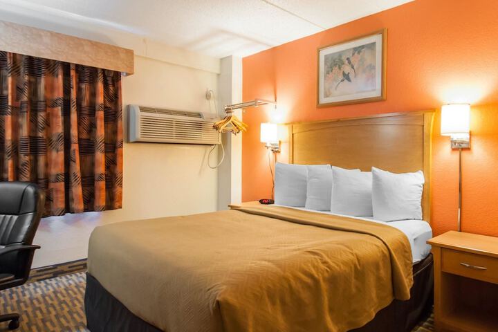 1 Queen Bed (1 of 14)