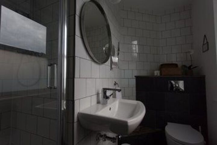 Room 4 of 64