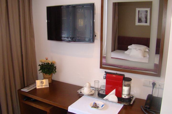 Room 6 of 42