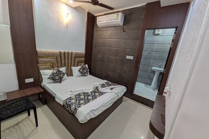 Room 14 of 30
