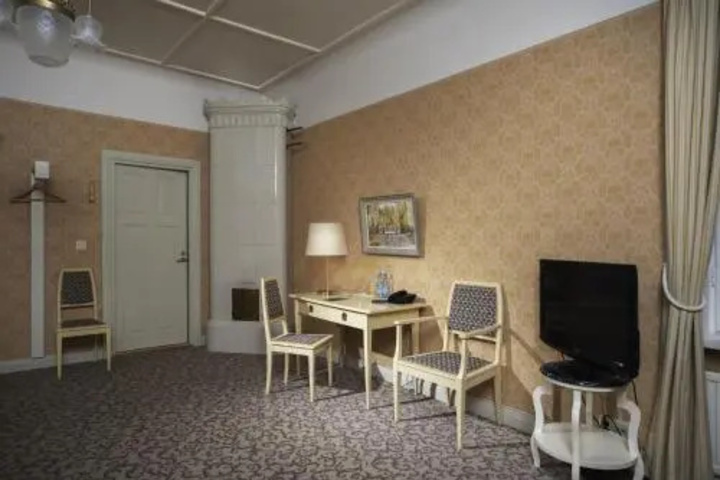 Room 5 of 16