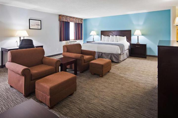 1 King Bed (6 of 10)