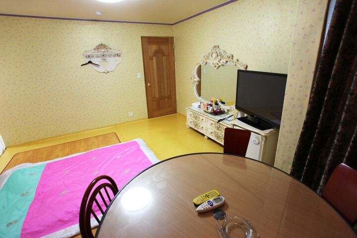 Room 64 of 79
