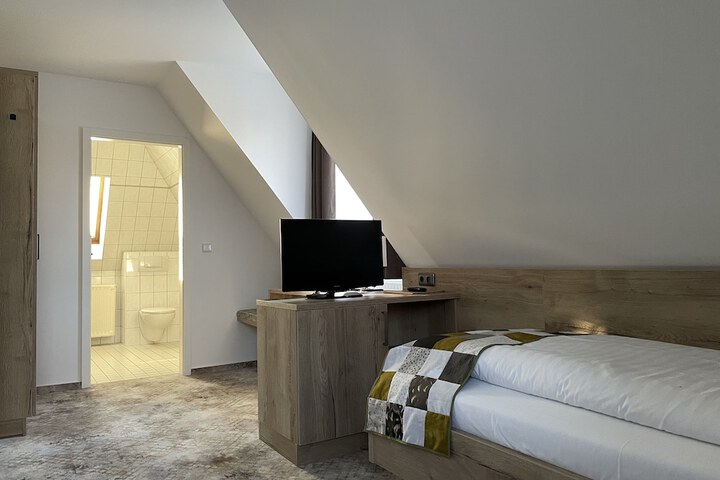 Room 10 of 28