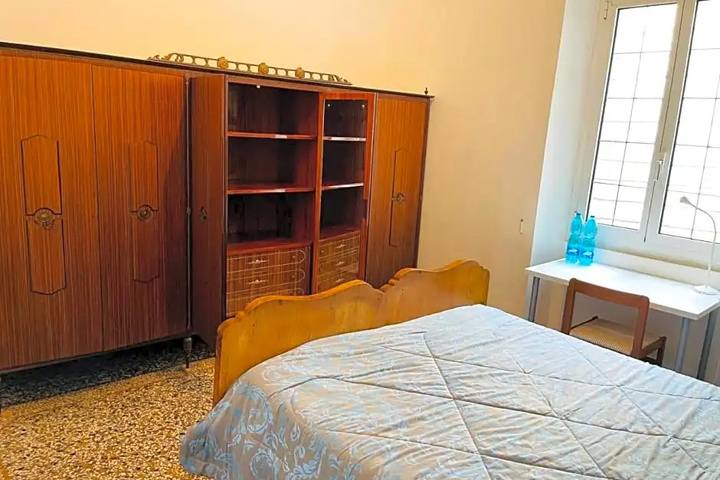 Room 5 of 11