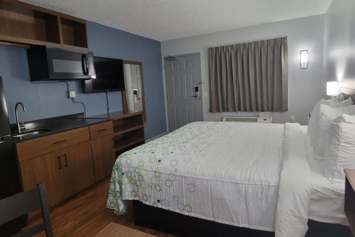 Studio King Bed (6 of 8)
