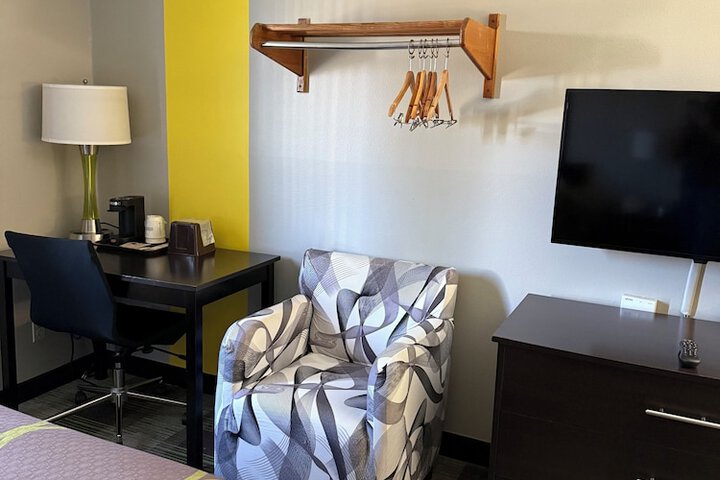 1 Queen Bed (2 of 7)