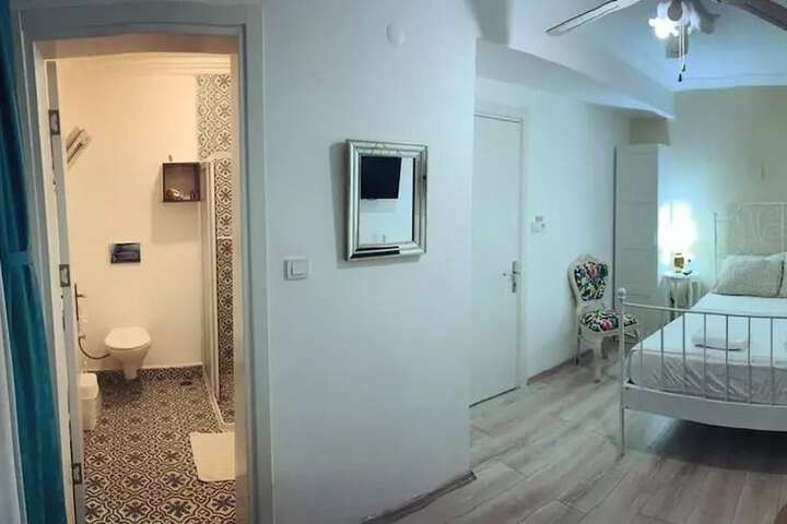 Room 14 of 22