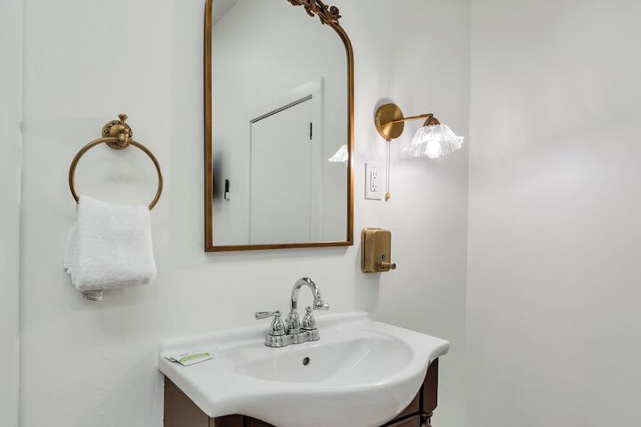 Bathroom sink