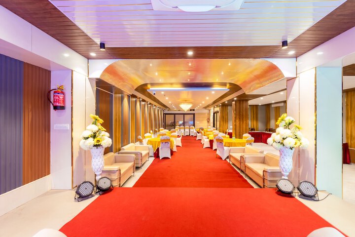 Ballroom/Hall 44 of 45