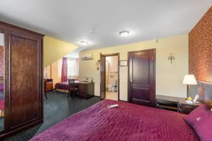 Room 2 of 6