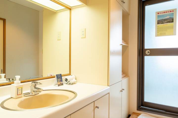 Room 43 of 114