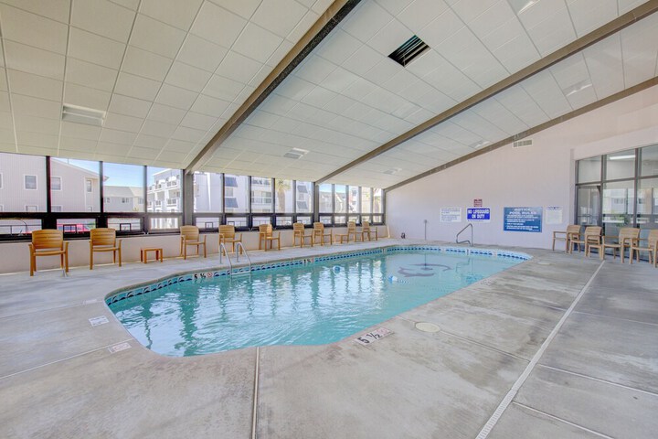 Swimming pool at Desert Sand Resort