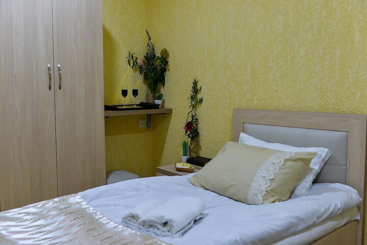 Room 32 of 46