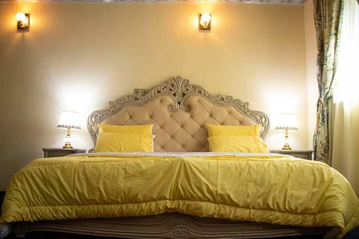 Room 4 of 18