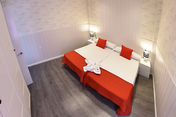 Room 4 of 16