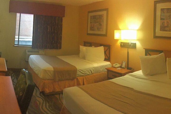 1 Queen Bed (18 of 22)